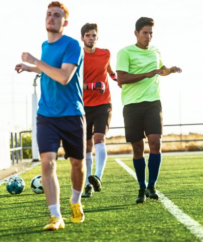 Drei Fußballspieler beim Aufwärmen